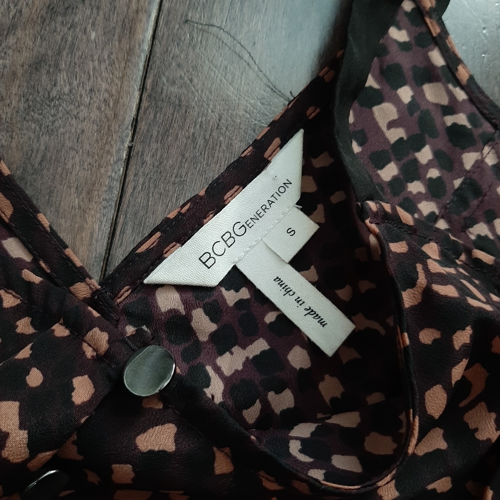 BCBG Lightweight Open Back Tank Patterned Front Buttons Size Small - Picture 5 of 6